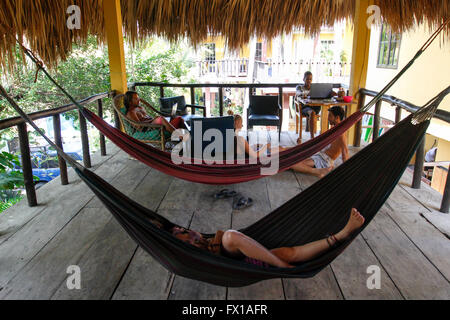 Gruppo di turisti europei in appoggio sulle amache. Fotografato a El Tunco beach, El Salvador, Foto Stock