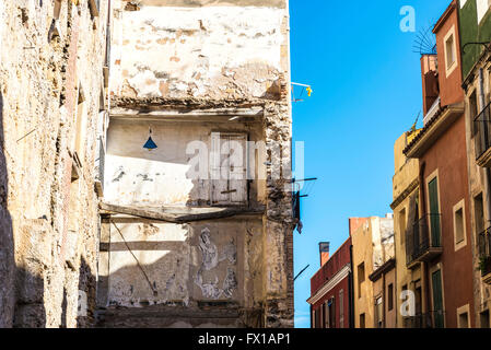 Graffiti sul muro di un edificio demolito nel centro storico di Tarragona Catalogna Foto Stock