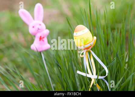 Easter bunny peluche e uovo di Pasqua su erba verde Foto Stock