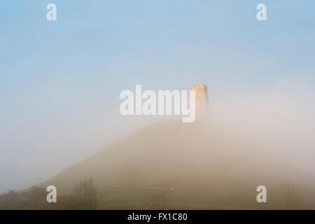 Glastonbury Tor coperti dalla nebbia a sunrise. Glastonbury, Somerset, Inghilterra Foto Stock