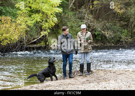 Famiglia godendo di Strathyre Cowal & Trossachs foresta, Scozia Foto Stock