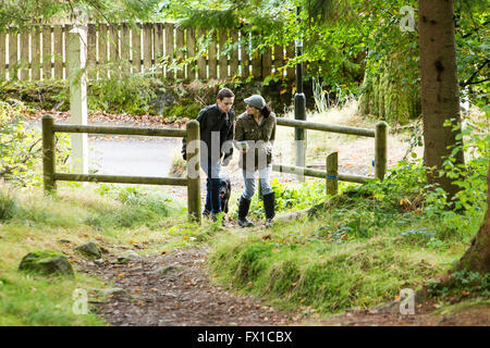 Famiglia godendo di Strathyre Cowal & Trossachs foresta, Scozia Foto Stock