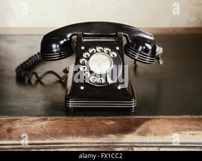 In vecchio stile di bachelite nera telefono sulla scrivania Foto Stock