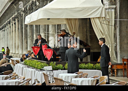 La leggendaria band di caffè Florian in Piazza di San Marco (piazza San Marco), Venezia, Veneto, Italia. Foto Stock