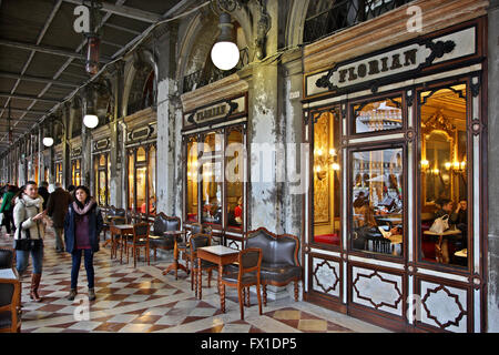 Il leggendario Café Florian in Piazza di San Marco (piazza San Marco), Venezia, Veneto, Italia. Foto Stock