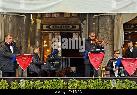 La leggendaria band di caffè Florian in Piazza di San Marco (piazza San Marco), Venezia, Veneto, Italia. Foto Stock