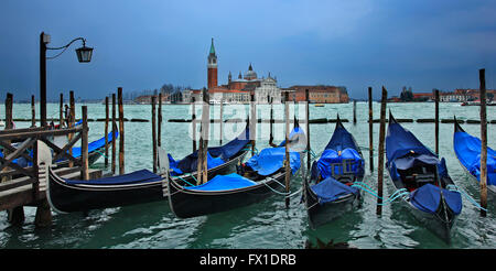 Gondole di fronte a piazza San Marco, Venezia, Italia. In background, San Giorgio Maggiore. Foto Stock