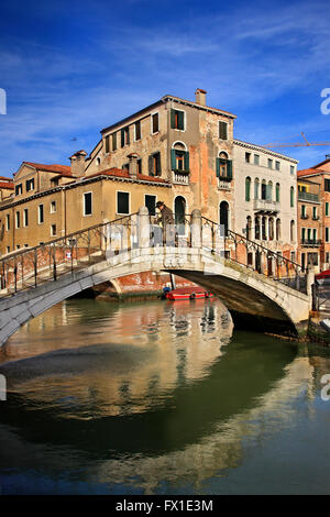 Ponte sul canal a Sestiere ("Distretto") di Santa Croce, Venezia, Veneto, Italia Foto Stock