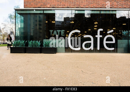 Esterno della Tate Modern Cafe sul Bankside nella zona centrale di Londra, Regno Unito Foto Stock