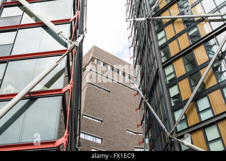 Il controverso Tate Modern estensione, progettato dagli architetti Herzog & de Meuron, inserito a sandwich fra due adiacenti blocchi a torre Foto Stock