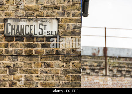 Fire danneggiato un cartello stradale sul presbiterio Street, London Borough di Southwark, SE1, Regno Unito Foto Stock
