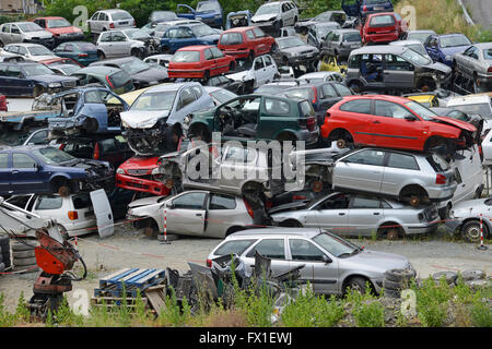 Vetture che hanno terminato la loro vita, sono ora ammassato per eventuale riciclaggio in tutto o in parte di esse. Foto Stock