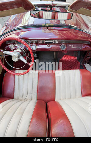 Vista verticale della parte interna di una stella Pontiac Chief autovettura convertibile in Avana, Cuba. Foto Stock