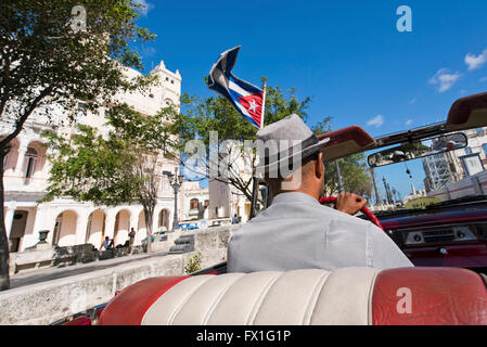Vista orizzontale del Paseo de Marti dall'interno di un classico convertibile auto americana a L'Avana, Cuba. Foto Stock
