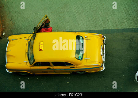 Il grand old ambasciatore giallo taxi di Kolkata Foto Stock