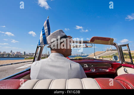 Vista orizzontale della strada costiera dall'interno di un classico americano auto a l'Avana, Cuba. Foto Stock