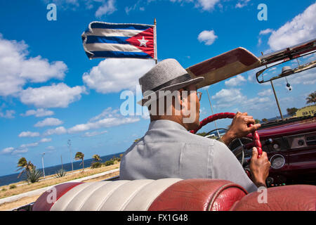 Vista orizzontale della strada costiera dall'interno di un classico americano auto a l'Avana, Cuba. Foto Stock