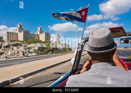 Vista orizzontale dell'Hotel National dall'interno di un classico americano auto a l'Avana, Cuba. Foto Stock