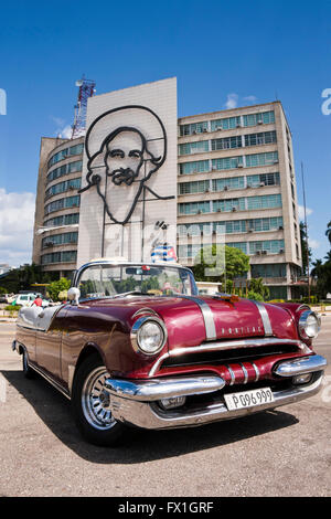 Vista verticale di un classico americano auto parcheggiate nella Piazza della Rivoluzione a l'Avana, Cuba. Foto Stock