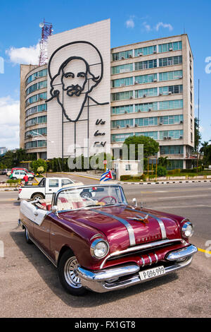 Vista verticale di un classico americano auto parcheggiate nella Piazza della Rivoluzione a l'Avana, Cuba. Foto Stock