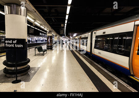 A Londra la stazione di Euston piattaforma, Euston Road, Londra, Inghilterra, Regno Unito. Foto Stock