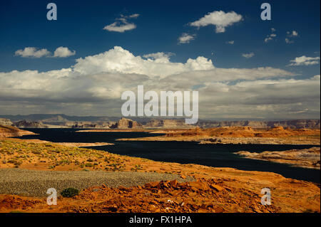 Il Lago Powell e pocks rosso e la messa a terra della Northern Arizona, formata dietro il Glenn Canyon Dam nel fiume Colorado system Foto Stock