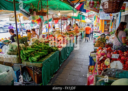 I chioschi con frutta fresca sulla strada del mercato, Pak Khlong Talat freschi di mercato alimentare Foto Stock