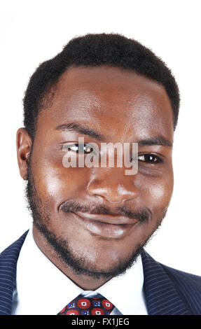 A protrarre la foto di un sorridente uomo nero in un vestito e cravatta, isolato per sfondo bianco. Foto Stock