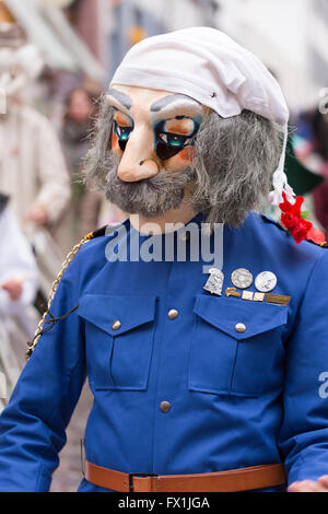 Un unico partecipante del Carnevale di Basilea 2016 indossa un costume blu e in rappresentanza di un anziano uomo con i baffi. Foto Stock