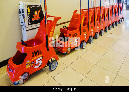 Red noleggio passeggini per bambini allineati in un centro commerciale per lo shopping nella città di Oklahoma, Oklahoma, Stati Uniti d'America.vista obliqua. Foto Stock