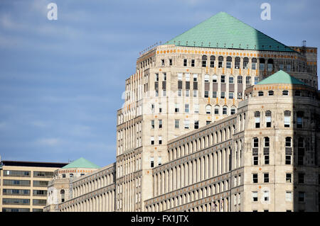 La parte superiore del famoso e massiccia Merchandise Mart evidenziata dalla mattina presto sun. Chicago, Illinois, Stati Uniti d'America. Foto Stock