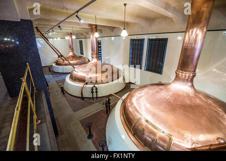 Rame serbatoio della birra in vecchi tini di filtrazione in Pilsner Urquell Brewery nella città di Pilsen, Repubblica Ceca Foto Stock