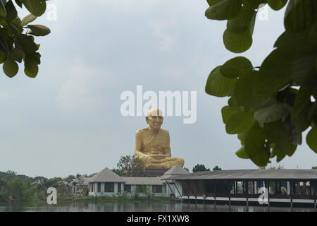 Monaco buddista gigantesca statua del Buddha nei pressi di Ayutthaya - Thailandia Foto Stock