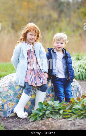 Fratello e Sorella e al parco. Foto Stock