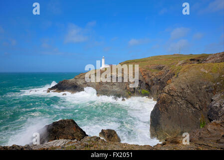 Robusto North Cornwall coast Trevose Head Lighthouse tra Newquay e Padstow Foto Stock