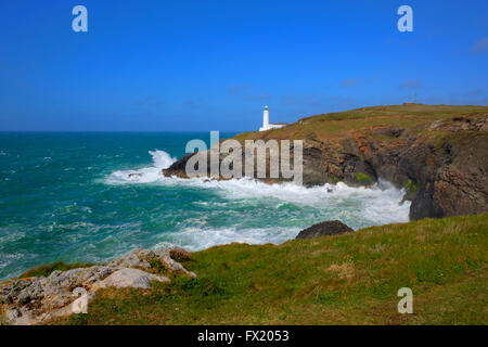 Regno Unito faro di Trevose Head North Cornwall costiera tra Newquay e Padstow Regno Unito sulla costa sud-ovest percorso ricco di colori Foto Stock