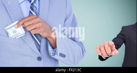 Immagine composita di imprenditore mantenendo la banconota in tasca Foto Stock