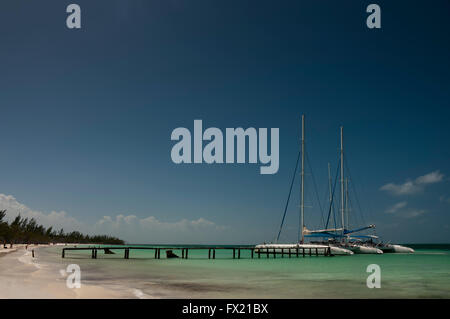 Due catamarani in caribic porto di Caraibi Cayo Blanco, Cuba Foto Stock