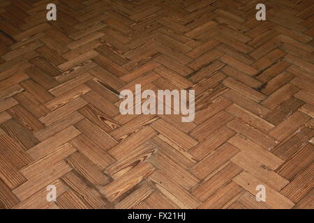 Colpo in prospettiva di molto vecchio pavimento in parquet mostrata in prospettiva che illustra la longevità di naturale pavimenti in legno Foto Stock