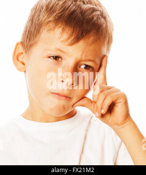 Piccolo grazioso ragazzo biondo stanco triste isolato su bianco vicino fino a pensare, guardando come avere idea Foto Stock