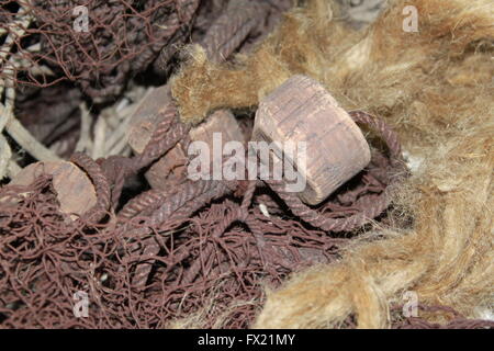 In prossimità di un vecchio aggrovigliato la pesca a strascico net, comprese le corde e galleggianti di bordo. Foto Stock