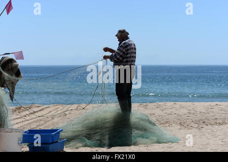 Pescatore sulla spiaggia di salpe, Algarve, PORTOGALLO Foto Stock