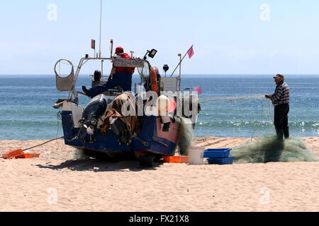 Pescatore sulla spiaggia di salpe, Algarve, PORTOGALLO Foto Stock