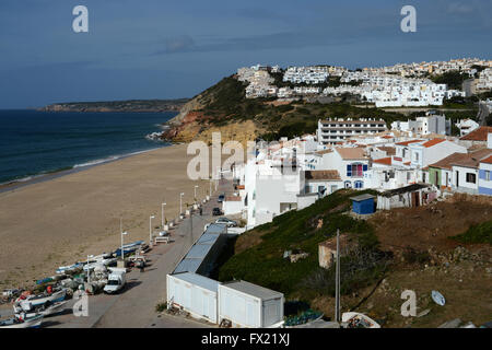 Case e villaggio di salpe in Algarve, PORTOGALLO Foto Stock