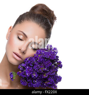 Bellissima ragazza con fiori Foto Stock