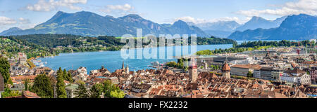 Vista panoramica sulla città vecchia di Lucerna, sul lago di Lucerna, in Svizzera Foto Stock