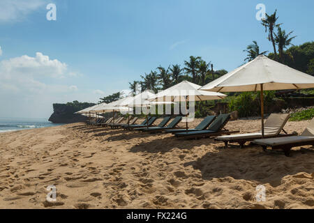 Balangan spiaggia con ombrellone, Nusa Dua, è una delle più belle di Bali, è denominato Mars in corrispondenza del suo fondo è coperto con vol Foto Stock