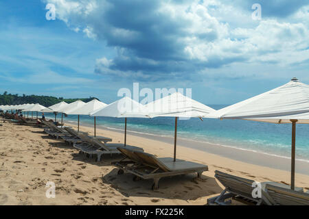 Balangan spiaggia con ombrellone, Nusa Dua, è una delle più belle di Bali, è denominato Mars in corrispondenza del suo fondo è coperto con vol Foto Stock