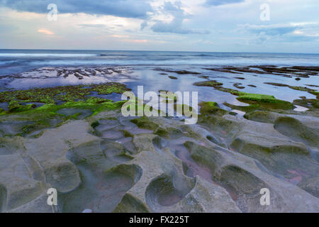 Balangan beach, Nusa Dua, è una delle più belle di Bali, è denominato Mars in corrispondenza del suo fondo è coperto con la roccia vulcanica Foto Stock