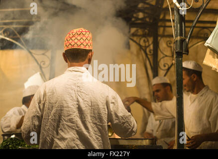 Marrakech, Marocco - Ott 22: banchi di cibo e la strada del mercato notturno a Djemaa el Fna di notte su Ottobre 22th, 2011, Marrak Foto Stock